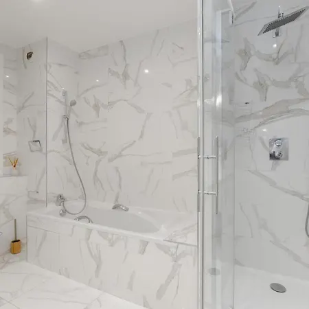 Luxury 5 Bed - Opposite Arc De Triomphe Apartment