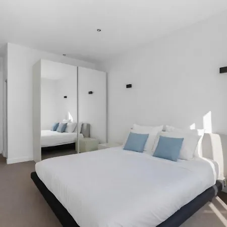 Luxury 5 Bed - Opposite Arc De Triomphe Apartment *