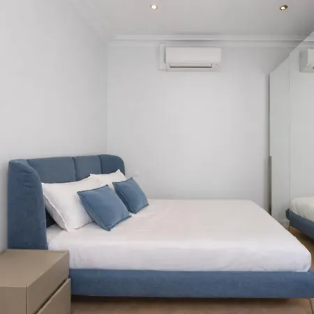 Luxury 5 Bed - Opposite Arc De Triomphe *